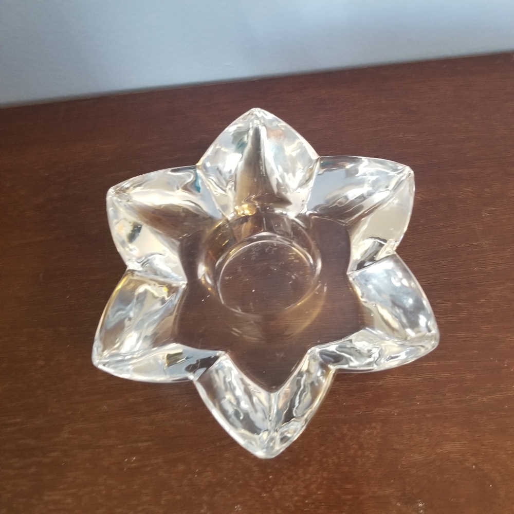 Q05: ART GLASS FLOWER DESIGN CANDLE HOLDER, 6 PETAL FLOWER ART GLASS 1980S